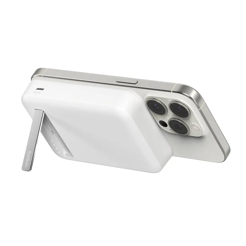 Batería externa de 10,000 mAh Qi2 MagSafe con soporte de Belkin - Blanco