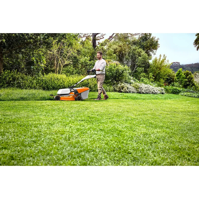 Cortacésped STIHL RMA 253 T + Batería AK 30 S y cargador